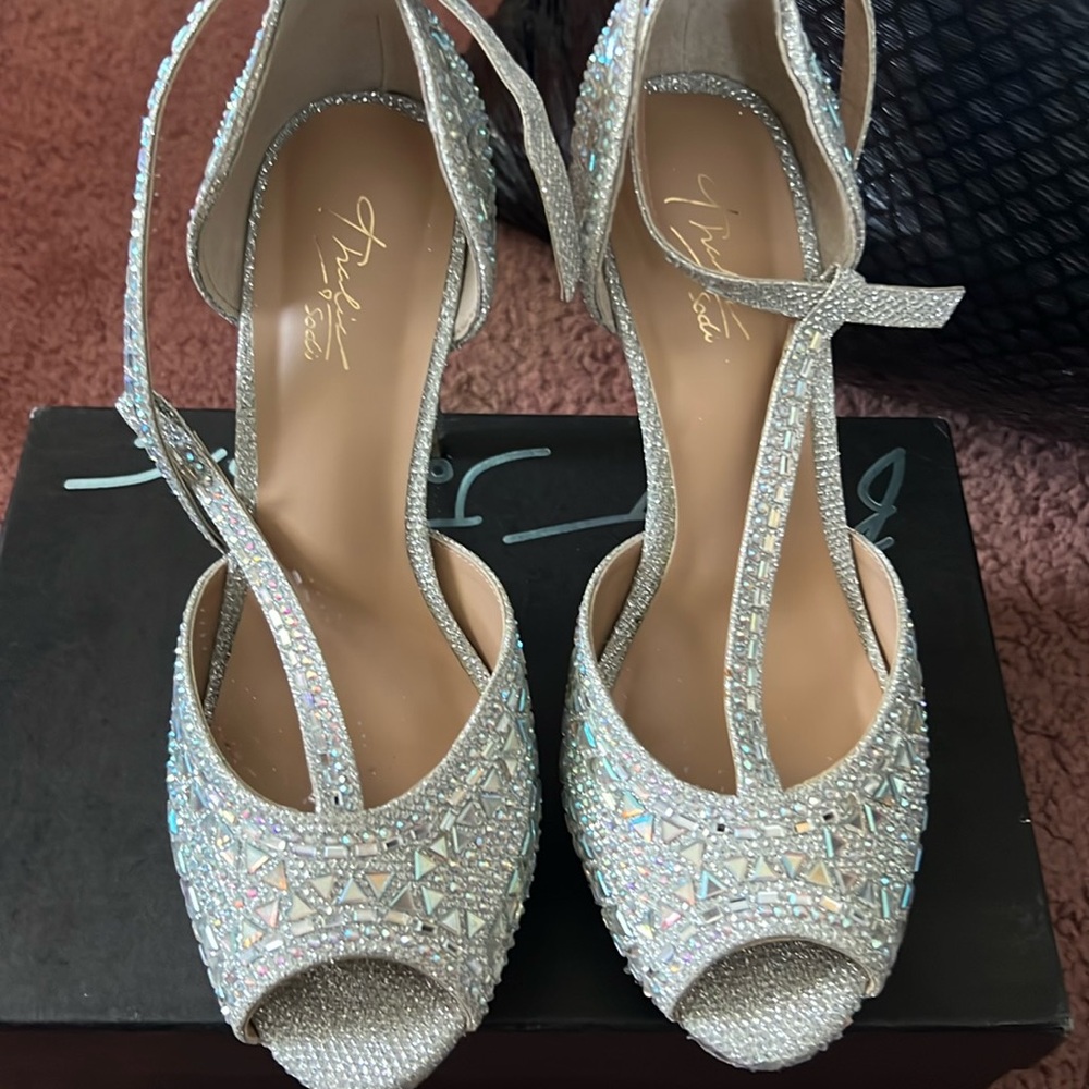 Women’s dress heel. Worn once little scuffing on the bottom. Good  condition.